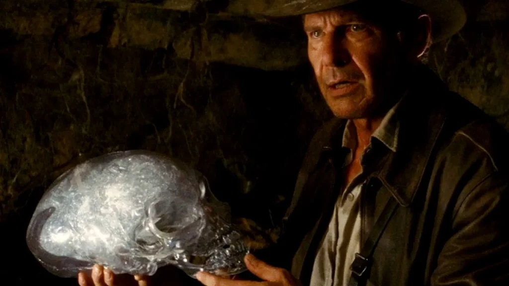 Indiana Jones cogiendo una calabera de cristal