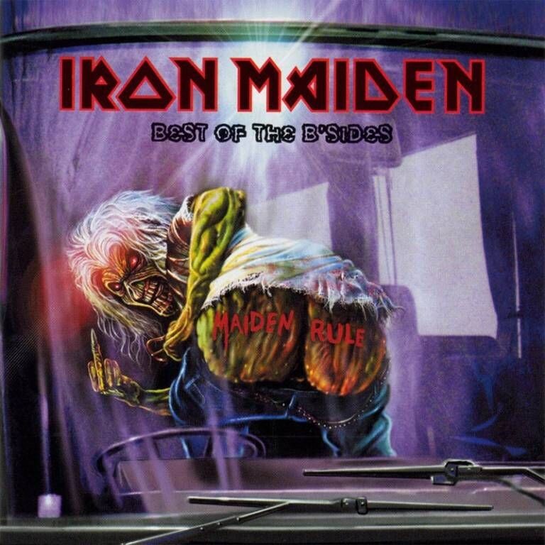 Eddie dentro de un autobús mostrando un tatuaje “Maiden Rule” en la portada de Best of the B-Sides de Iron Maiden.