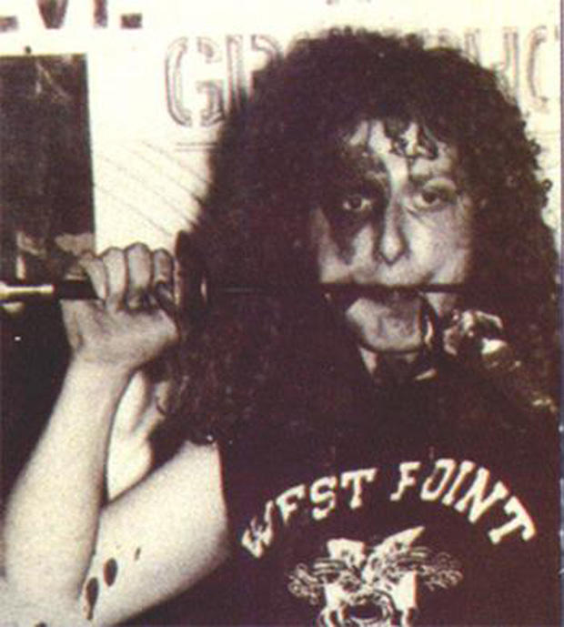 Dennis Wilcock, primer vocalista de Iron Maiden, usando maquillaje teatral y efectos escénicos en los primeros conciertos de la banda a finales de los años setenta.