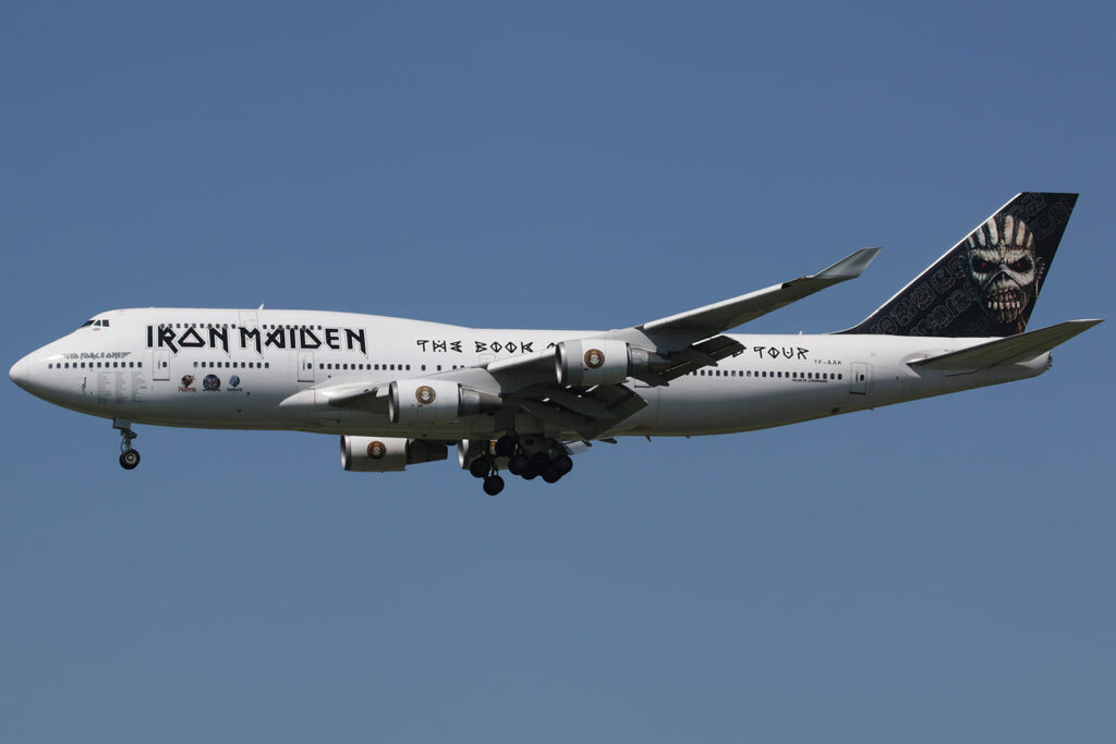 Avión Ed Force One, un Boeing 747 personalizado de Iron Maiden, con el logotipo del grupo y la imagen de Eddie en la cola.