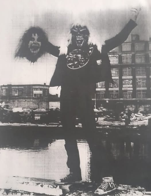 Eddie de Iron Maiden sosteniendo la cabeza de Ozzy Osbourne en una ilustración promocional temprana inspirada en el incidente del murciélago de 1982