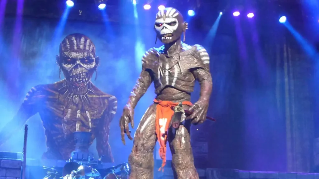 Eddie de Iron Maiden caracterizado como guerrero mesoamericano durante la gira The Book of Souls World Tour.