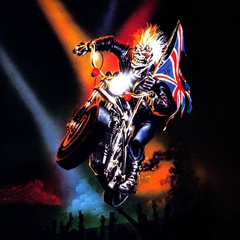 Eddie conduciendo una motocicleta con la bandera británica en la portada de Maiden England de Iron Maiden.