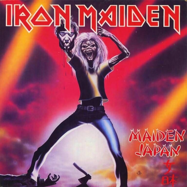 Eddie the Head sosteniendo una cabeza cercenada en la portada del EP en directo Maiden Japan (1981) de Iron Maiden, ilustración de Derek Riggs.