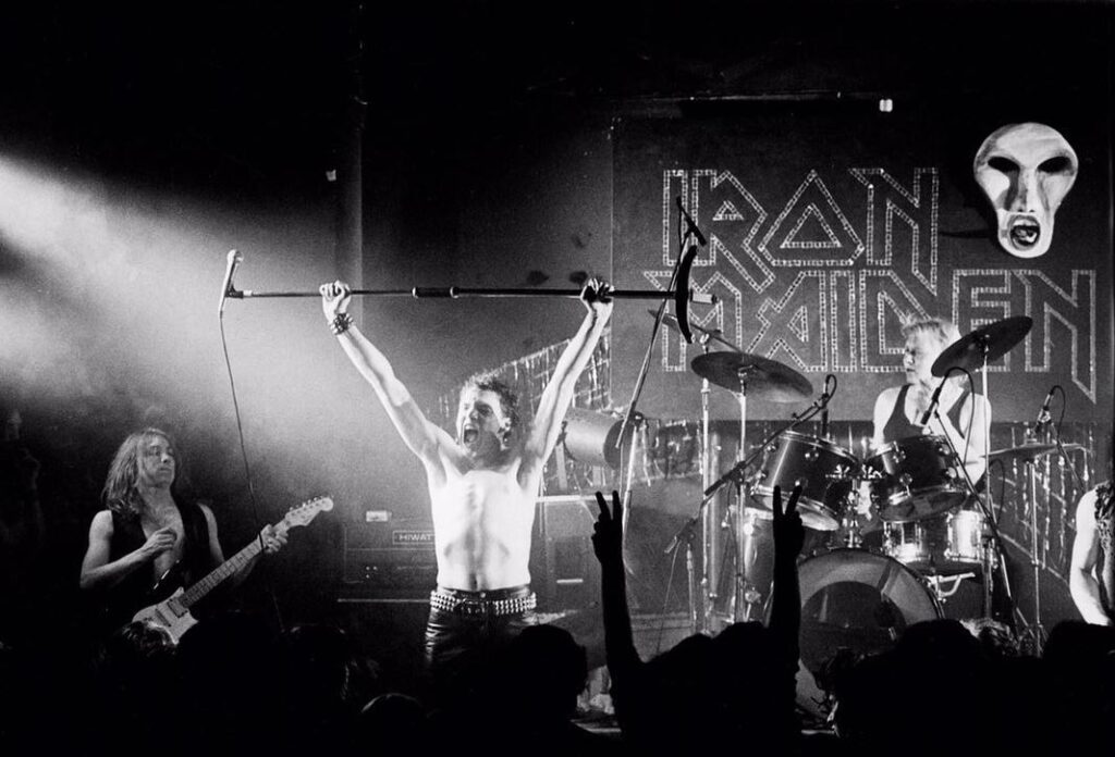 Primer Eddie de Iron Maiden como máscara colgada en el escenario durante los conciertos iniciales de la banda