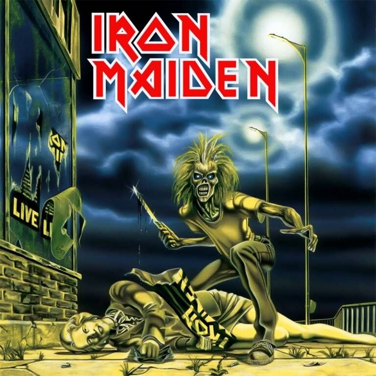 Eddie the Head en la portada del single “Sanctuary” (1980) de Iron Maiden, ilustración de Derek Riggs que muestra al personaje en una escena urbana nocturna.