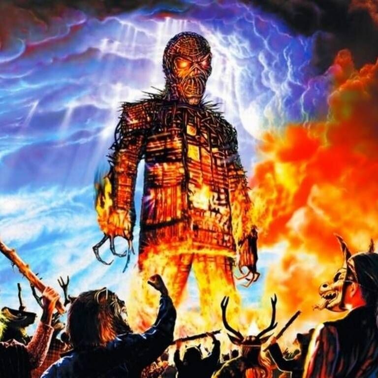 Eddie como figura gigante de mimbre ardiendo en la portada del single The Wicker Man (2000) de Iron Maiden.
