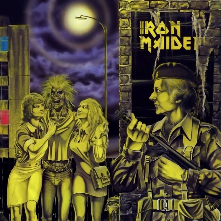 Eddie the Head en la portada del single “Women in Uniform” (1980) de Iron Maiden, ilustración temprana del personaje diseñada por Derek Riggs.