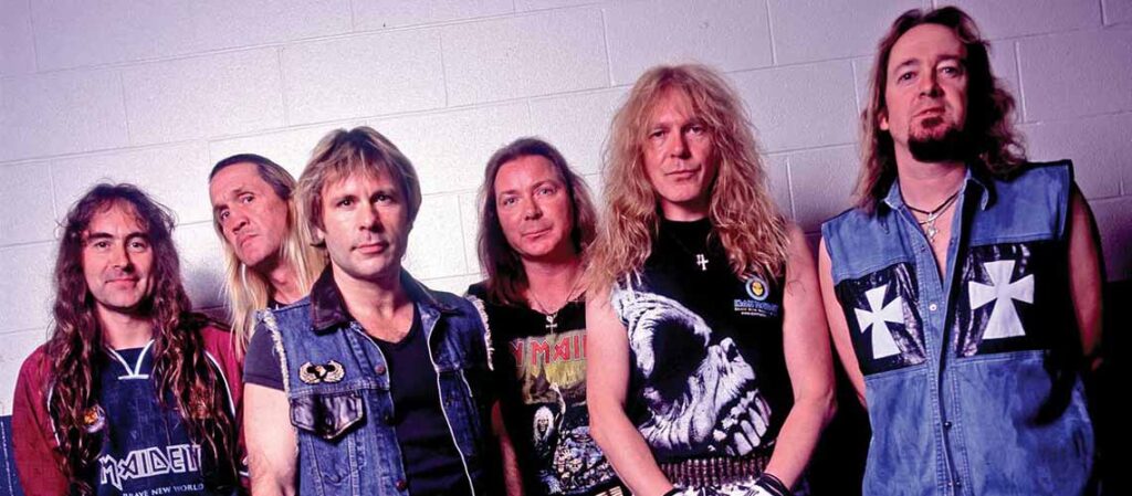 Formación de Iron Maiden en 1999 tras el regreso de Bruce Dickinson y Adrian Smith junto a Steve Harris, Dave Murray, Janick Gers y Nicko McBrain durante la etapa de Brave New World.